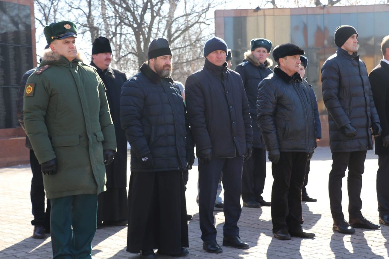 Красные гвоздики – героям-землякам | 24.02.2024 | Уссурийск - БезФормата